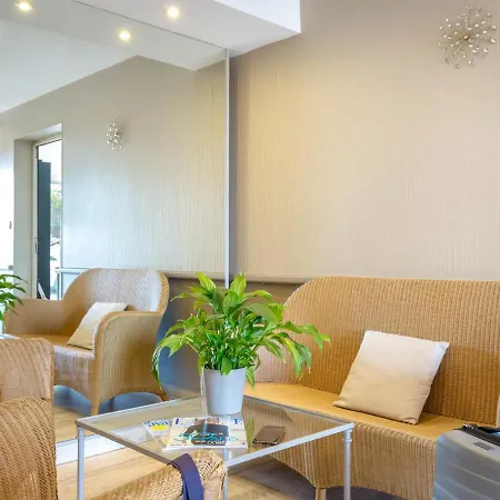 Climatise Proche Plage, Commerces Et Gare Avec Balcon, Parking Et Wifi - Fr-1-466a-5