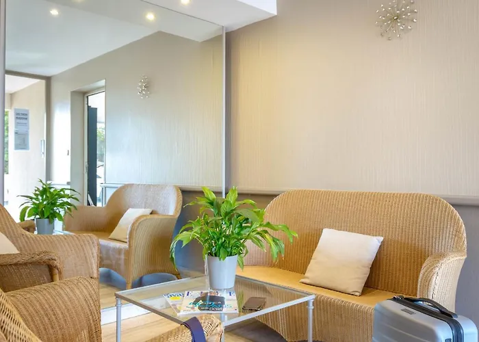 Climatise Proche Plage, Commerces Et Gare Avec Balcon, Parking Et Wifi - Fr-1-466a-5